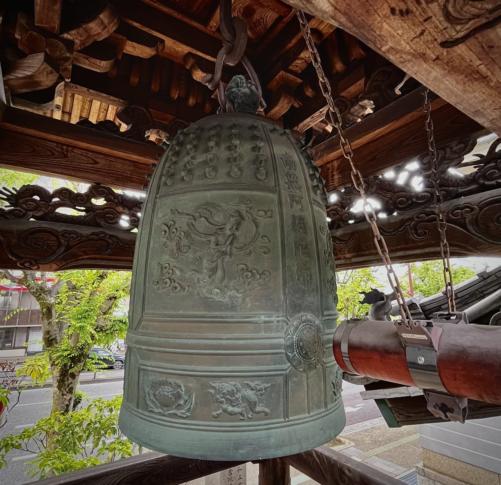 教行寺鐘楼堂の梵鐘と木組み