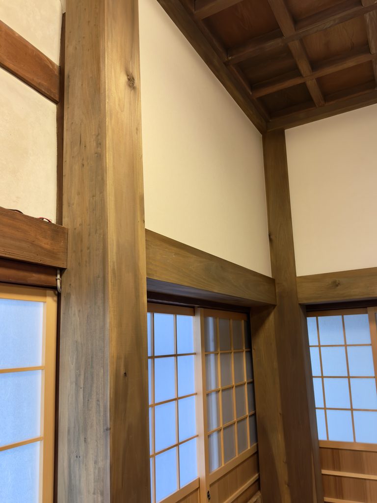 教行寺本堂四隅に設置された鉄骨の耐震フレーム