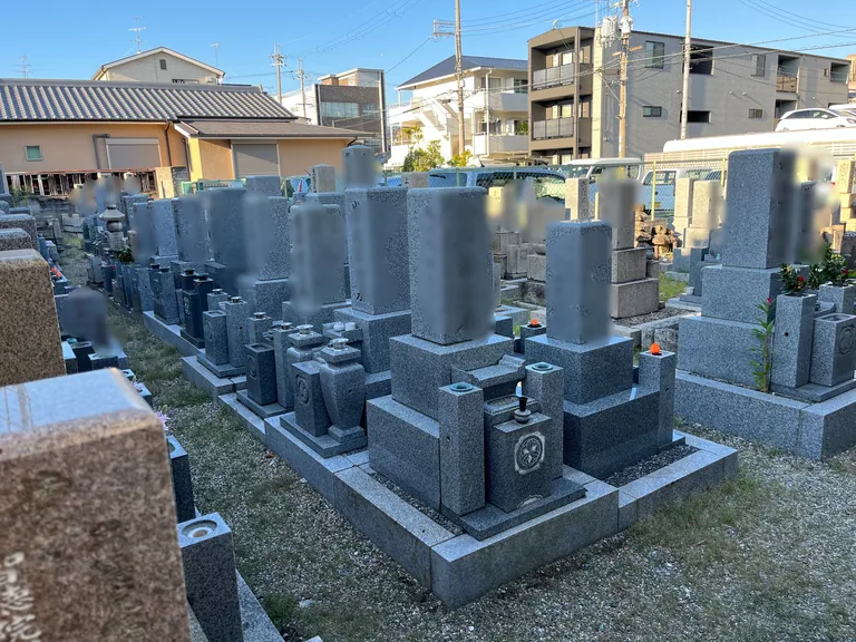 教行寺本堂裏手の境内墓地