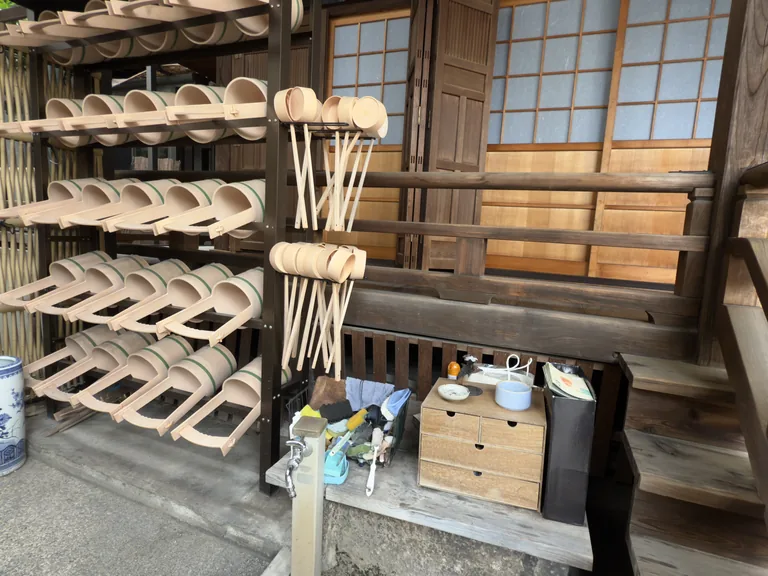 墓参用のバケツ、柄杓、蝋燭、線香を用意した水場