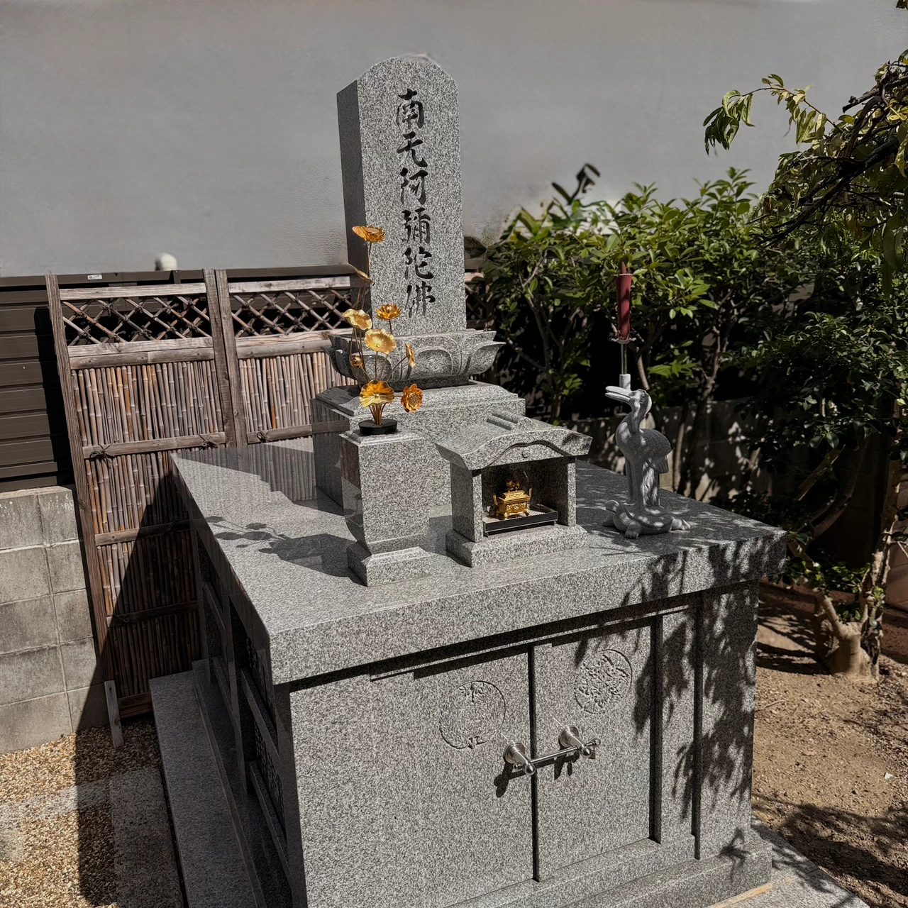教行寺境内の永代納骨墓