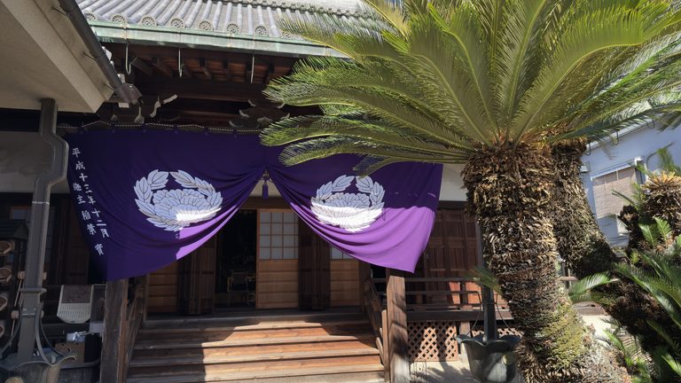 永代経法要を迎える教行寺本堂