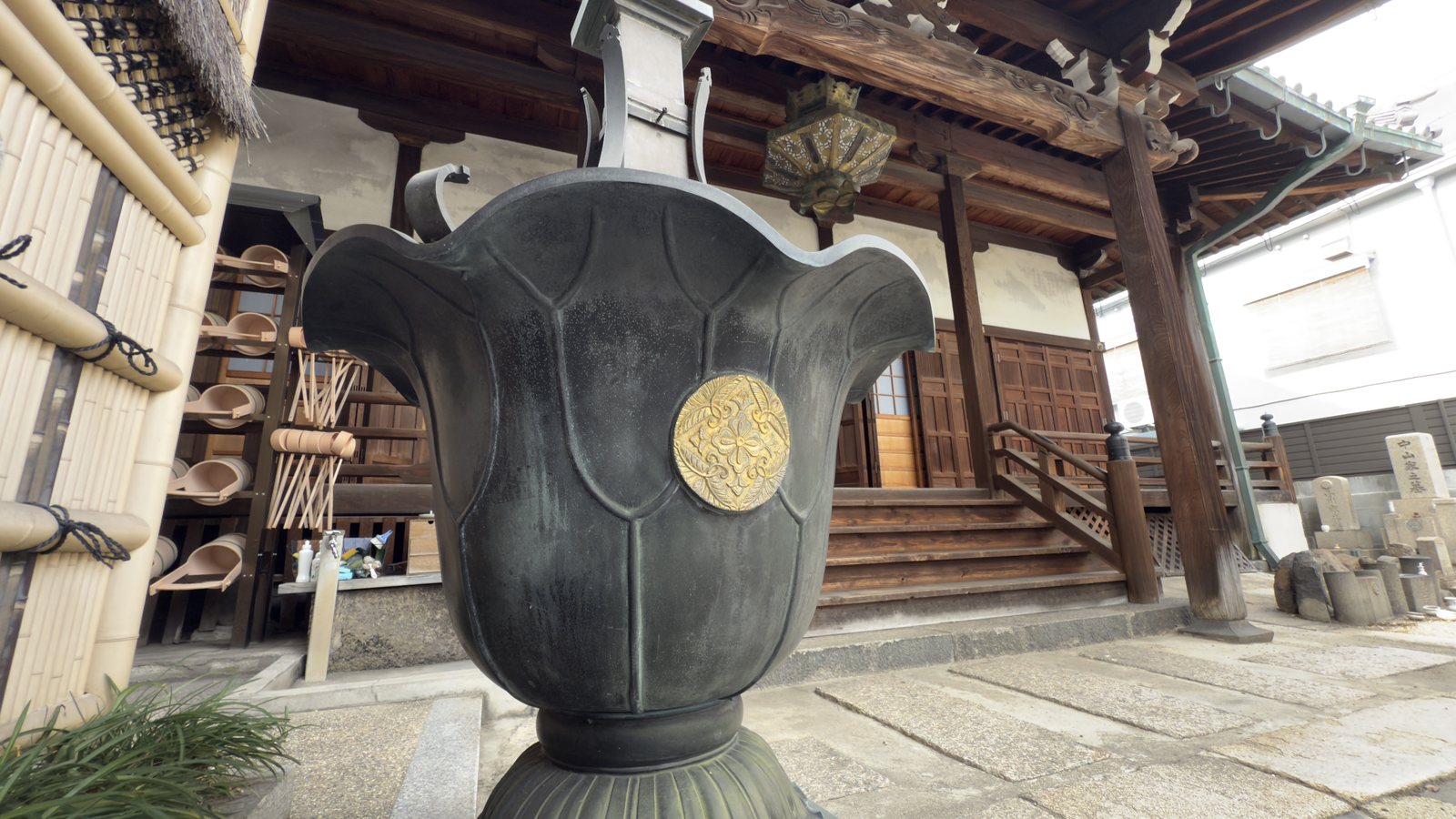 教行寺本堂前の香炉